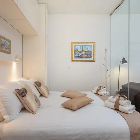 Jojo - Feel The City's Heartbeat Apartment Split