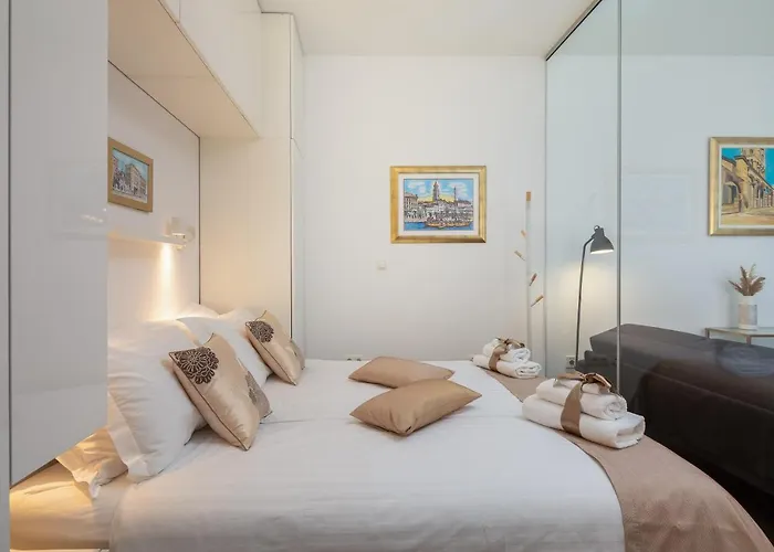 Jojo - Feel The City's Heartbeat Apartment Split