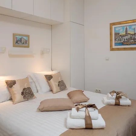 Apartman Jojo - Feel The City's Heartbeat